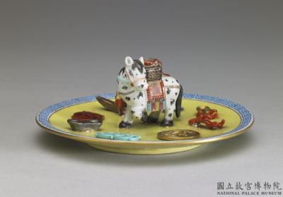 图片[2]-Incense stick holder in the shape of a horse with the Eight Treasures in famille rose on a yellow ground, Qing dynasty, Qianlong reign (1736-1795)-China Archive